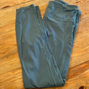 vuori 7/8 legging sz medium